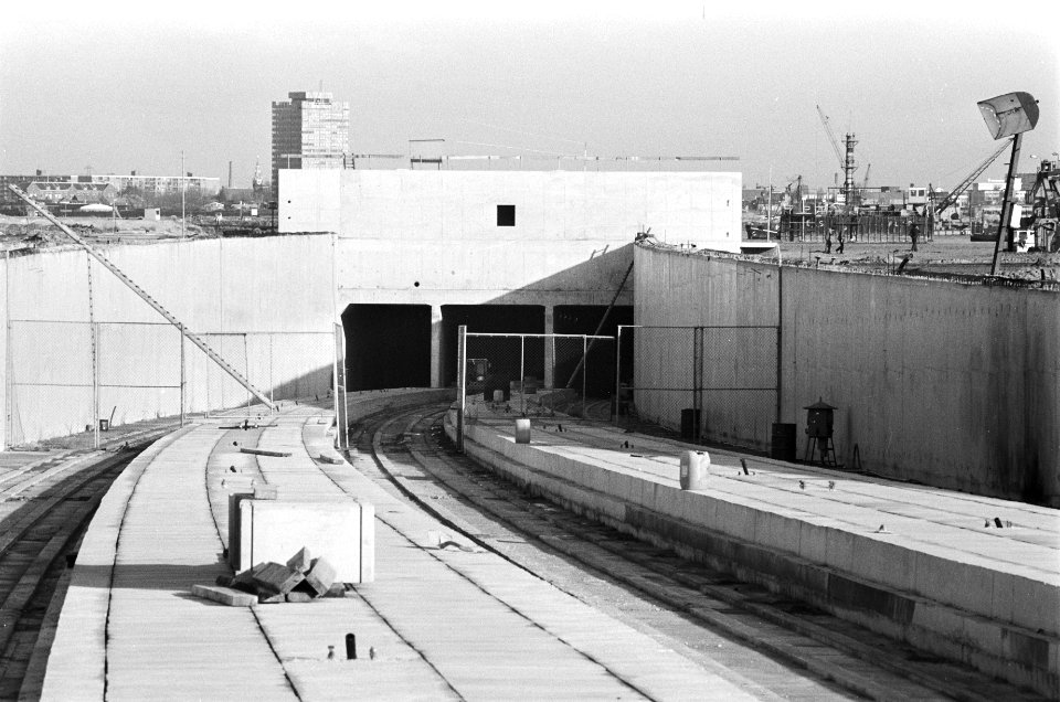 Afzinken_laatste_tunneldeel_van_de_Hemspoortunnel_in_Noordzeekanaal_de_zuidelij,_Bestanddeelnr_930-0060