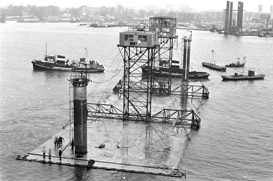 Afzinken_laatste_IJtunnel-element._Drijft_nog_in_het_IJ,_Bestanddeelnr_920-9771