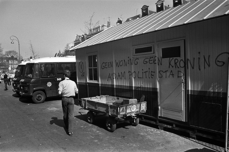 Afzetting_straten_bij_gerechtsgebouw_aan_Prinsengracht_in_Amsterdam_door_ME_pol,_Bestanddeelnr_930-7737