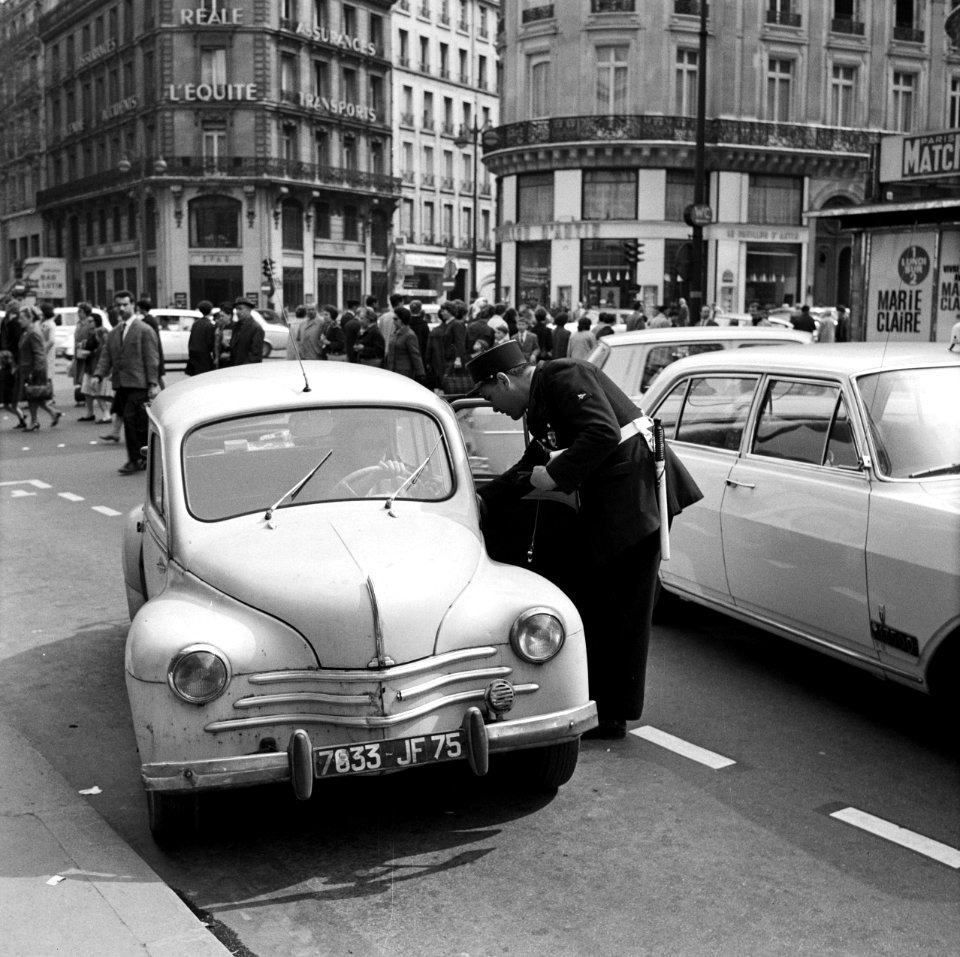 Agent_bekeurt_een_automobilist,_Bestanddeelnr_254-0292