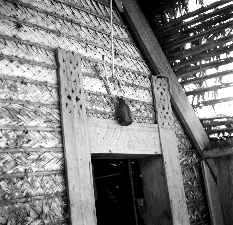 Afweertekens_aan_een_hut_in_het_boslandcreooldorp_Wakibasoe,_Bestanddeelnr_252-5835