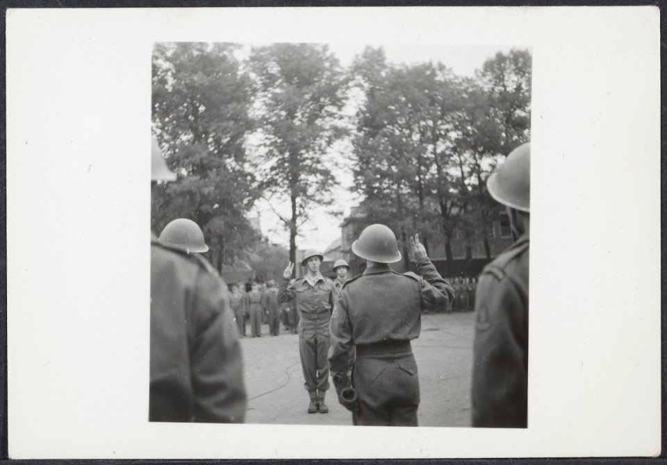 Afzwaaien_van_de_Binnenlandse_Strijdkrachten,_hier_in_Den_Bosch,_Bestanddeelnr_512_128
