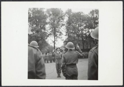 Afzwaaien_van_de_Binnenlandse_Strijdkrachten,_hier_in_Den_Bosch,_Bestanddeelnr_512_128