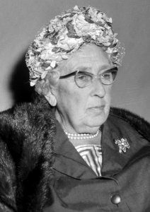 Agatha_Christie_in_Nederland_(detectiveschrijfster),_bij_aankomst_op_Schiphol_me,_Bestanddeelnr_916-8898_(cropped)