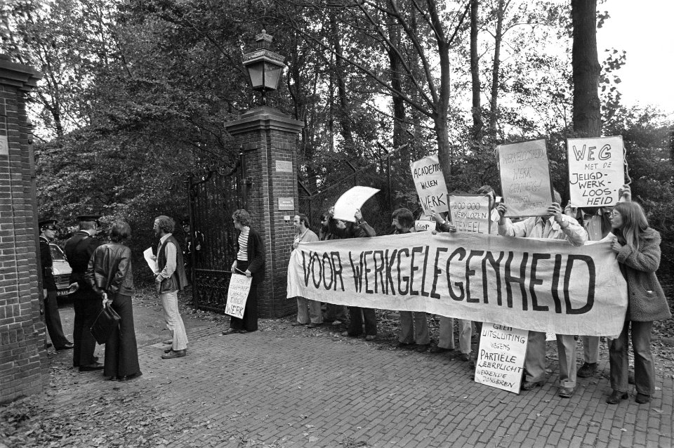 Afvaardiging_van_werklozen_spreken_met_fractieleden_uit_Tweede_Kamer_de_werklo,_Bestanddeelnr_927-4496