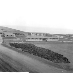 Afsluiting_Lauwerszee,_overzicht_van_Lauwersoog_het_barakkencomplex_voor_de_we,_Bestanddeelnr_916-5049