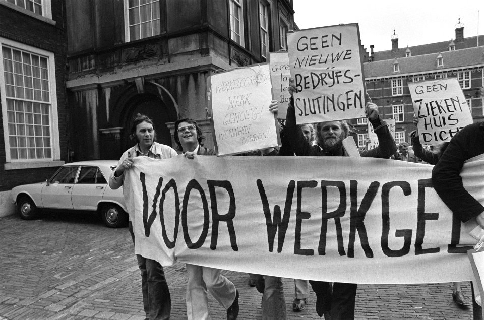 Afvaardiging_van_werklozen_spreken_met_fractieleden_uit_Tweede_Kamer_demonstra,_Bestanddeelnr_927-4499