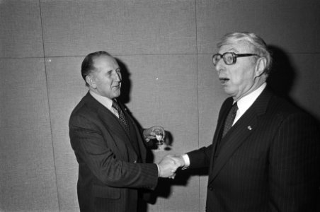 Aftreden_van_dr._J._Zijlstra_,_pres.Ned._Bank_als_kroonlid_Sociaal_Economische_R,_Bestanddeelnr_931-8696