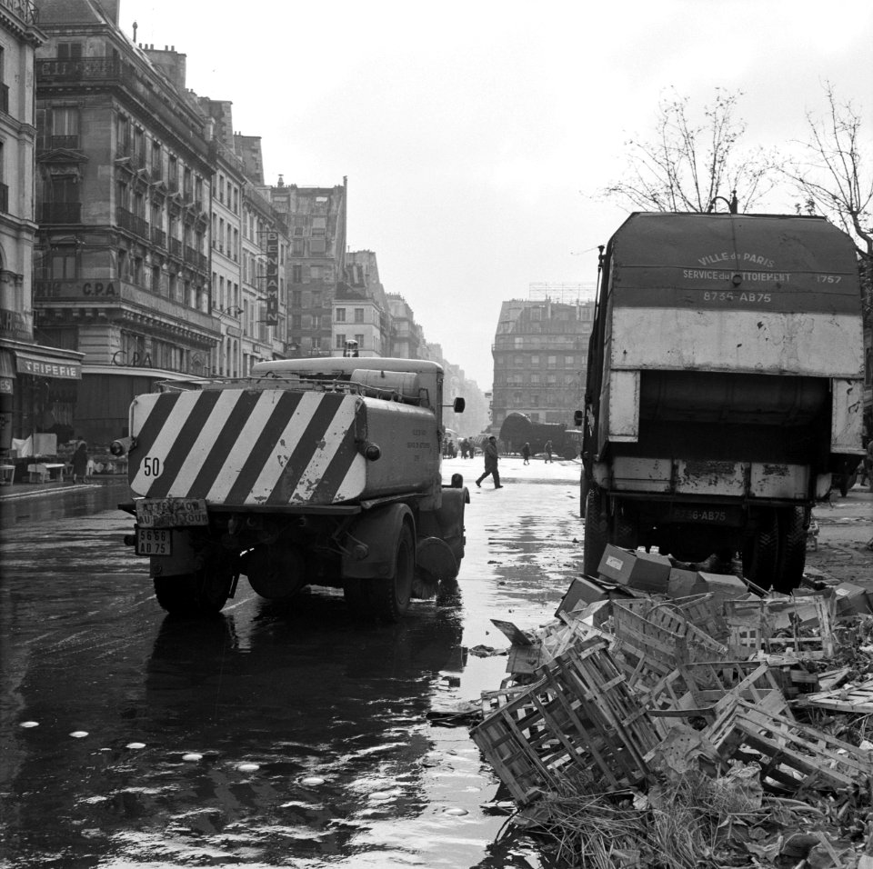 Afval_wordt_opgehaald_in_Les_Halles,_Bestanddeelnr_254-0409