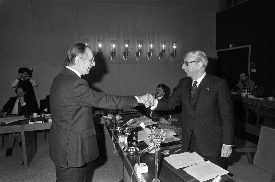 Aftreden_dr._J._Zijlstra,_pres._Ned._Bank_als_kroonlid_van_Sociaal_Economische_R,_Bestanddeelnr_931-8695