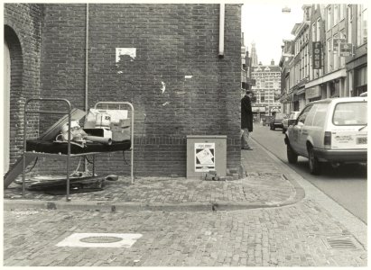 Afval_bij_de_Gasthuispoort_in_de_Kleine_Houtstraat._NL-HlmNHA_54021095