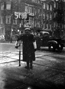 Agent_regelt_verkeer_in_de_sneeuw,_Bestanddeelnr_902-4778