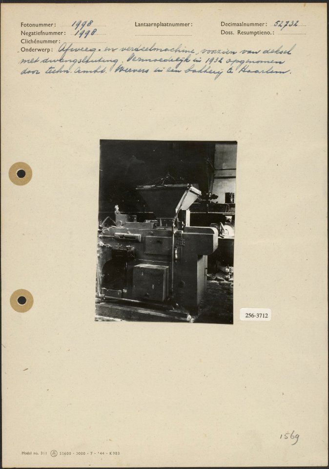 Afweeg-_en_verdeelmachine,_voorzien_van_deksel_met_dwangsluiting_foto_is_gemaak,_Bestanddeelnr_256-3712