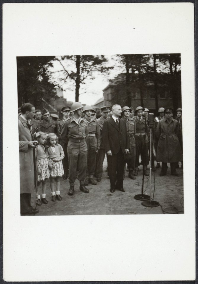 Afzwaaien_van_de_Binnenlandse_Strijdkrachten,_hier_in_Den_Bosch,_Bestanddeelnr_512_063
