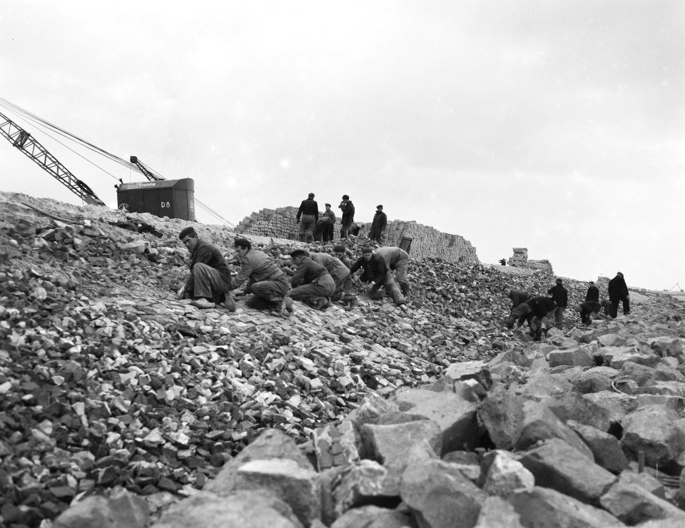 Afwerking_van_de_dijk_naar_Marken,_Bestanddeelnr_909-0518