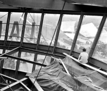 Afwerken_van_restaurant_in_de_Euromast_te_Rotterdam,_Bestanddeelnr_910-5314
