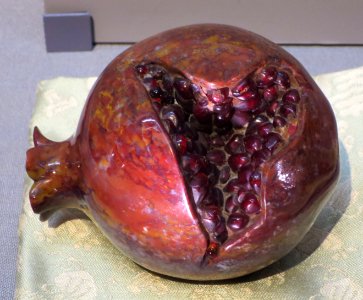 Agate_with_inlaid_rubies_pomegranate_from_China,_Tokyo_National_Museum