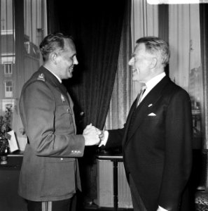 Afscheidsreceptie_van_dr._M._W._Holtrop_,_directeur_van_de_Nederlandse_Bank,_in…,_Bestanddeelnr_920-2664