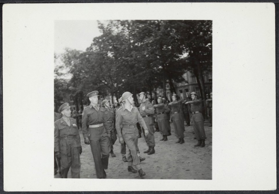 Afzwaaien_van_de_Binnenlandse_Strijdkrachten,_hier_in_Den_Bosch,_Bestanddeelnr_512_059
