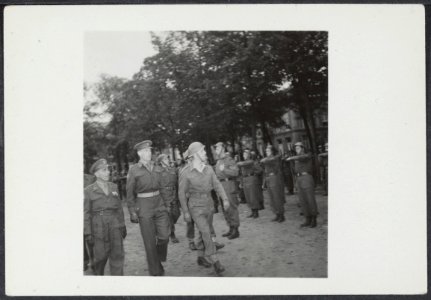 Afzwaaien_van_de_Binnenlandse_Strijdkrachten,_hier_in_Den_Bosch,_Bestanddeelnr_512_059