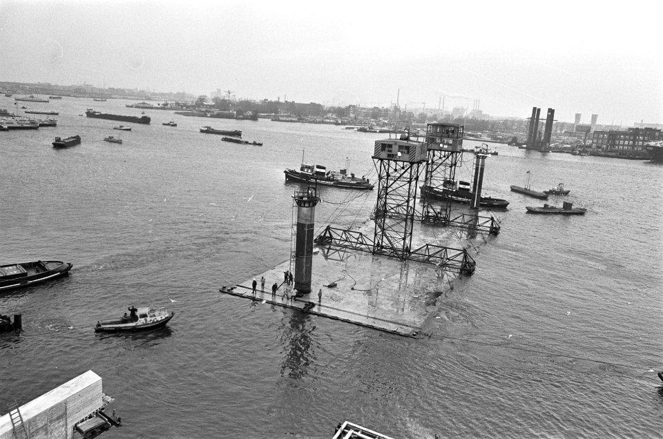 Afzinken_laatste_IJtunnel-element._Drijft_nog_in_het_IJ,_Bestanddeelnr_920-9770