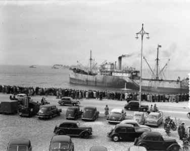 Afslepen_van_kust_Franse_boot_Carthago_Scheveningen,_Bestanddeelnr_905-6601