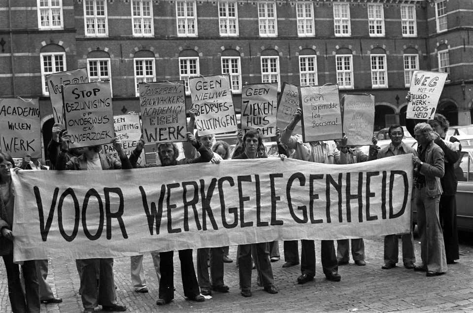 Afvaardiging_van_werklozen_spreken_met_fractieleden_uit_Tweede_Kamer_de_werklo,_Bestanddeelnr_927-4498