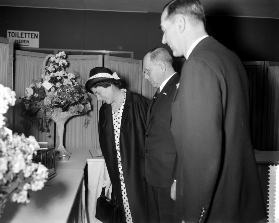 Afscheidsreceptie_van_ir_P_F_S_Otten_te_Eindhoven_Bekijken_van_de_cadeaus,_Bestanddeelnr_912-3049