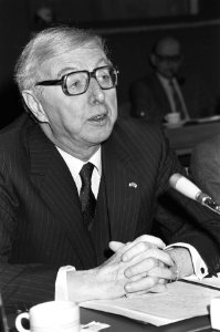 Aftreden_van_dr._J._Zijlstra_,_president_Ned._Bank_als_kroonlid_Sociaal_Economis,_Bestanddeelnr_931-8698