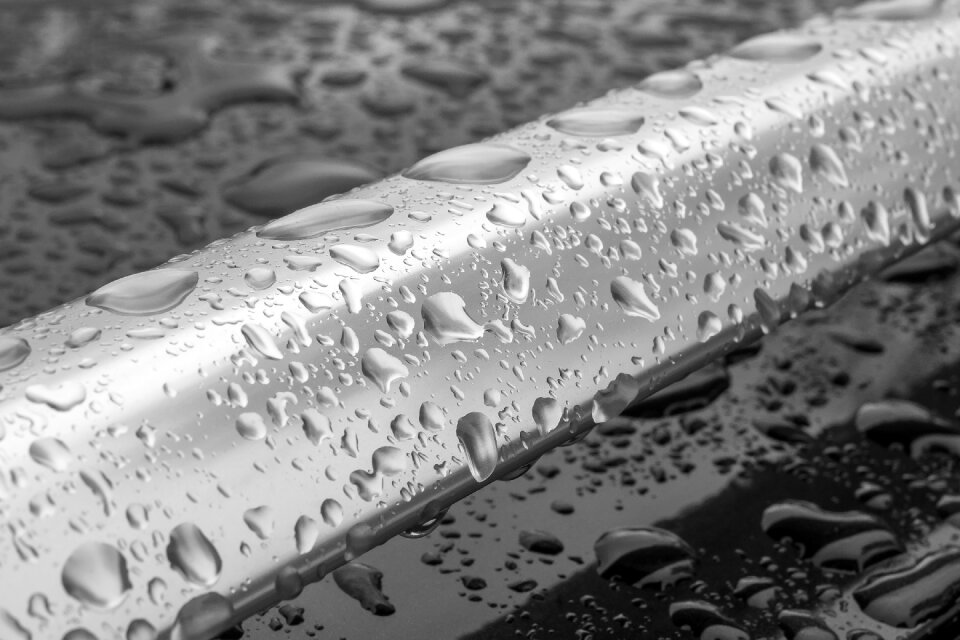 Monochrome drops diagonal