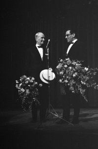 Afscheidsvoorstelling_van_Maurice_Chevalier_in_het_Concertgebouw,_bloemen_na_het,_Bestanddeelnr_921-0625
