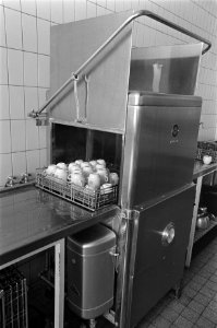 Afwasmachine_in_restaurant,_Bestanddeelnr_921-5891