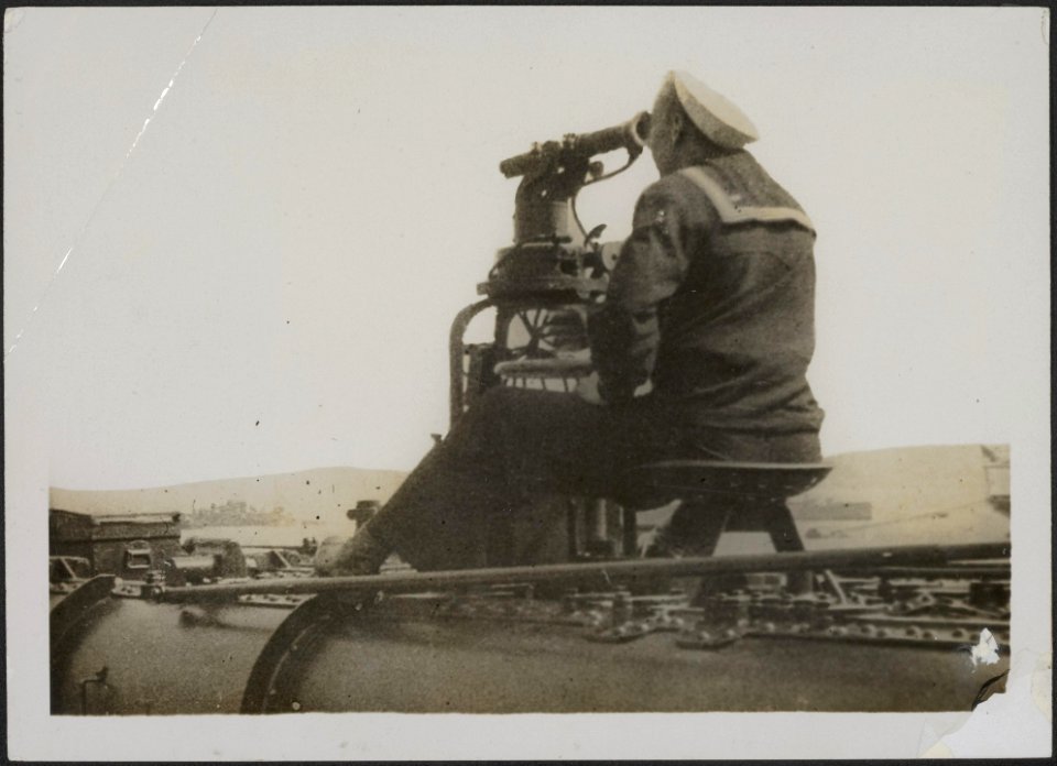After_their_Atlantic_trip,_the_crews,_burning_to_face_the_enemy_start_immediatel,_Bestanddeelnr_158-1924