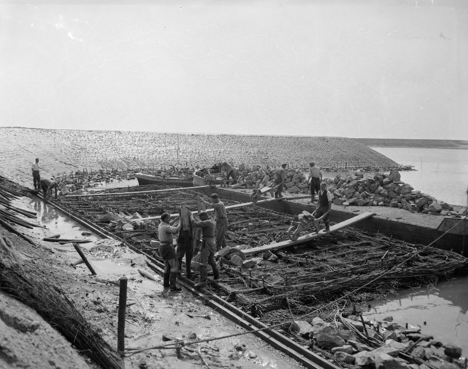 Afsluiting_Haringvliet_bouw_zinkstukken_in_haven_Hellevoetsluis,_Bestanddeelnr_907-8998