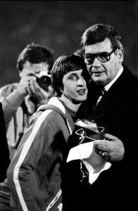 Afscheidswedstrijd_Johan_Cruijff_,_Ajax_tegen_Bayern_Munchen_0-8_Cruijff_wordt_,_Bestanddeelnr_929-9825