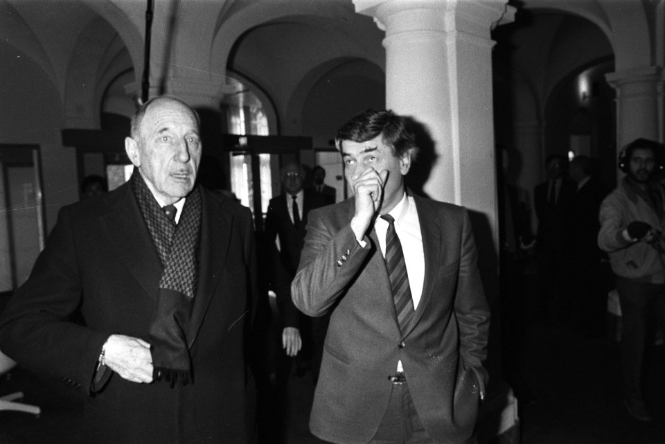 Afscheidstournee_Navo-Reagan_Luns_langs_ministeries_in_Den_Haag_Luns_neemt_afs,_Bestanddeelnr_932-8944