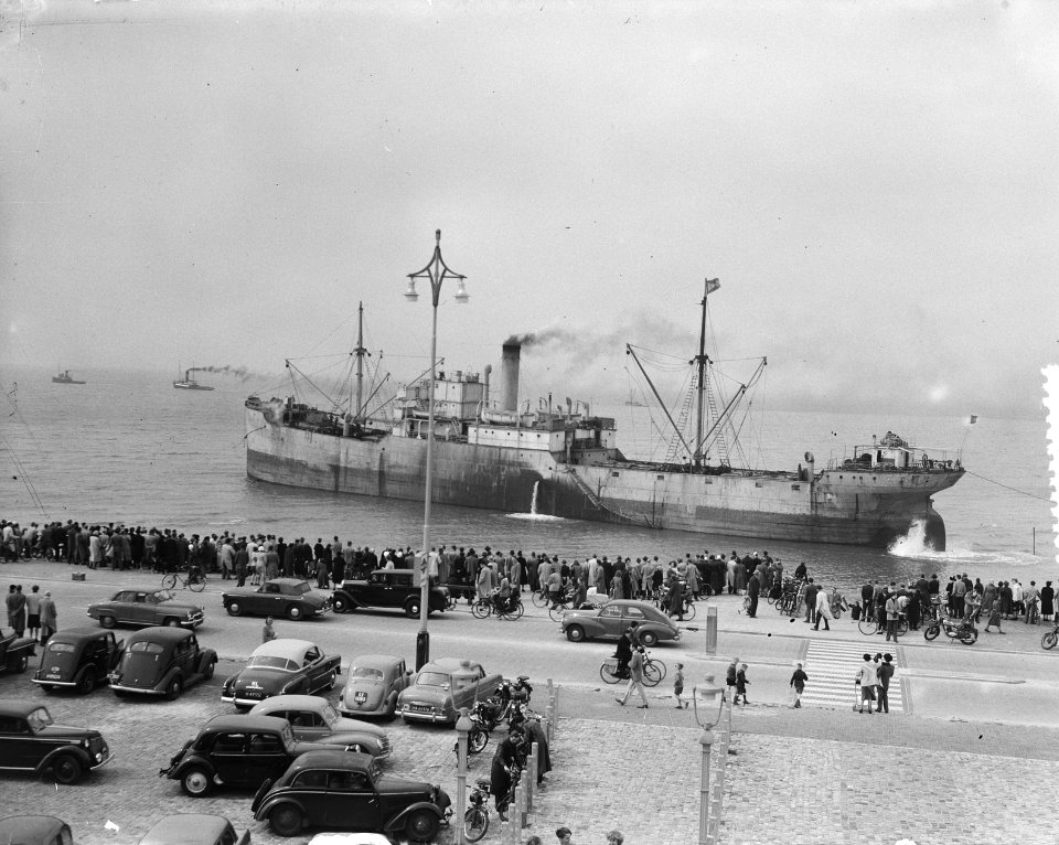 Afslepen_van_kust_Franse_boot_Carthago_Scheveningen,_Bestanddeelnr_905-6600