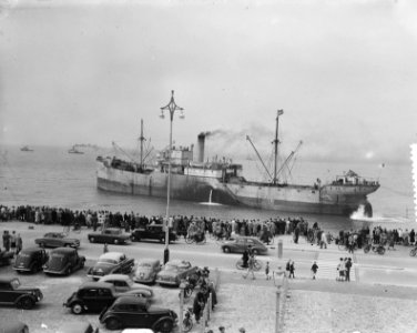 Afslepen_van_kust_Franse_boot_Carthago_Scheveningen,_Bestanddeelnr_905-6600