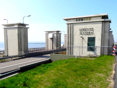Afsluitdijk_Lorentzsluizen_vanaf_de_oostzijde