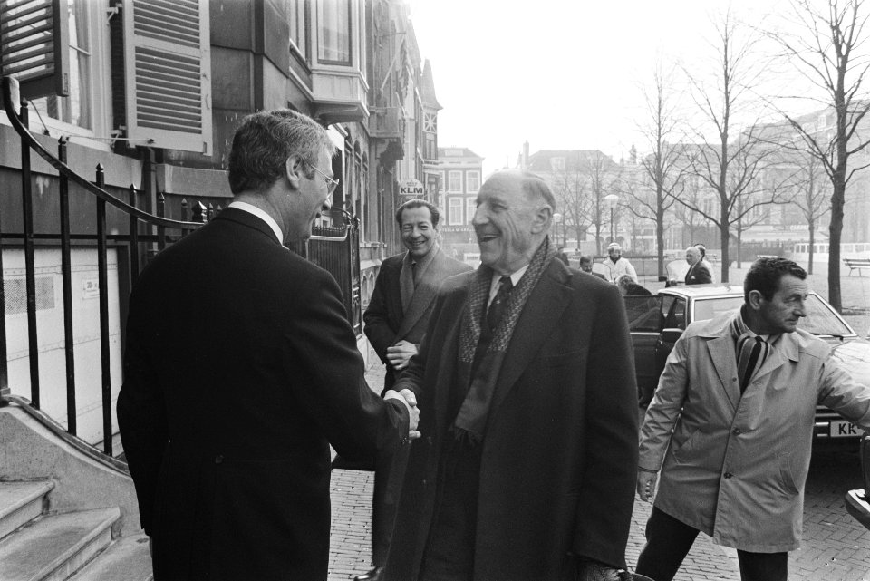 Afscheidstournee_Navo-Reagan_Luns_langs_ministeries_in_Den_Haag_Luns_en_minist,_Bestanddeelnr_932-8946