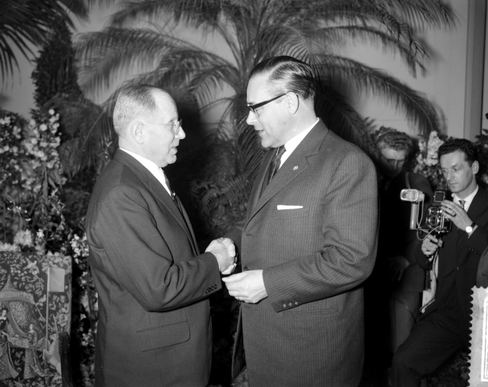 Afscheidsreceptie_van_ir_P_F_S_Otten_te_Eindhoven_Ir_P_F_S_Otten_en_H,_Bestanddeelnr_912-3048
