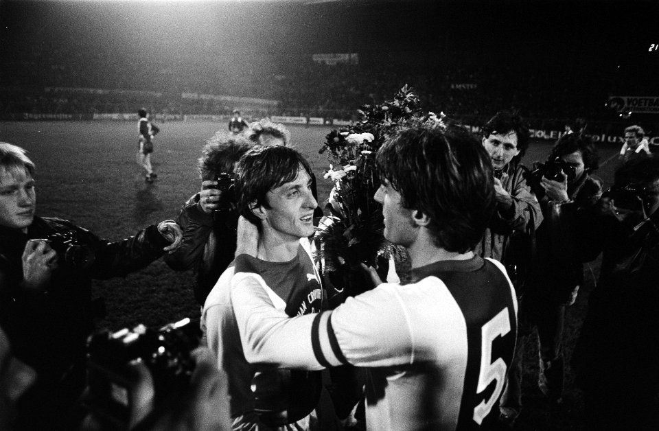Afscheidswedstrijd_Johan_Cruijff_,_Ajax_tegen_Bayern_Munchen_0-8_Cruijff_na_afl,_Bestanddeelnr_929-9829