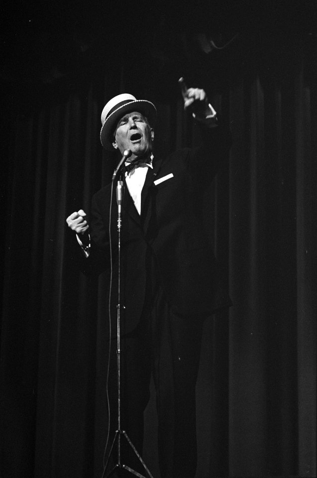 Afscheidsvoorstelling_van_Maurice_Chevalier_in_het_Concertgebouw,_tijdens_optred,_Bestanddeelnr_921-0624
