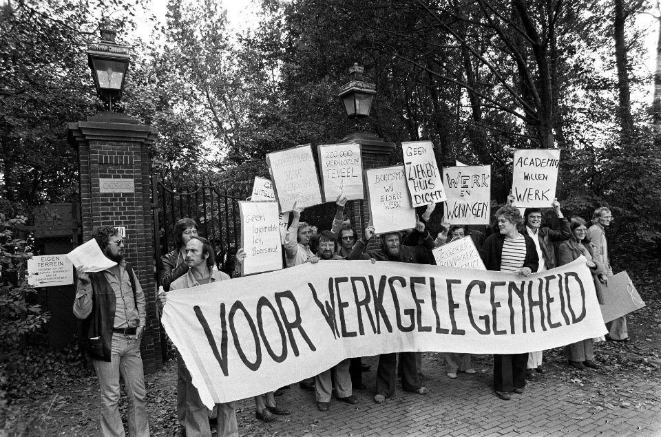 Afvaardiging_van_werklozen_spreken_met_fractieleden_uit_Tweede_Kamer_werklozen,_Bestanddeelnr_927-4500