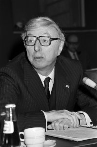 Aftreden_van_dr._J._Zijlstra_,_president_Ned._Bank_als_kroonlid_Sociaal_Economis,_Bestanddeelnr_931-8699