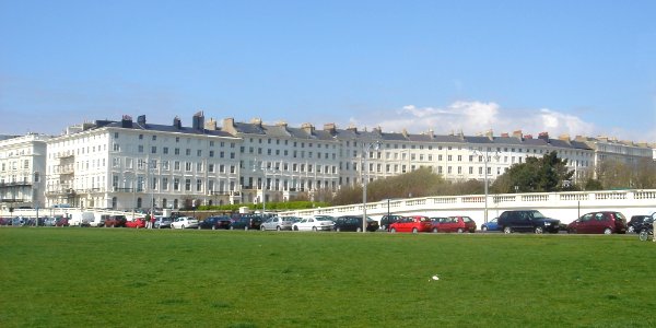 Adelaide_Crescent_(West_Side),_Hove_(NHLE_Code_1187537)_(April_2009)