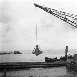 Afsluiting_Nollegat_Grijper_stort_zand,_Bestanddeelnr_900-8483