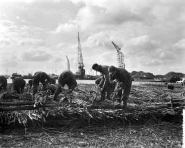 Afsluiting_Haringvliet._Vervaardiging_van_zinkstukken,_grootste_van_Nederland_in,_Bestanddeelnr_908-1122