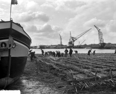 Afsluiting_Haringvliet_Vervaardiging_van_zinkstukken,_grootste_van_Nederland_in,_Bestanddeelnr_908-1123
