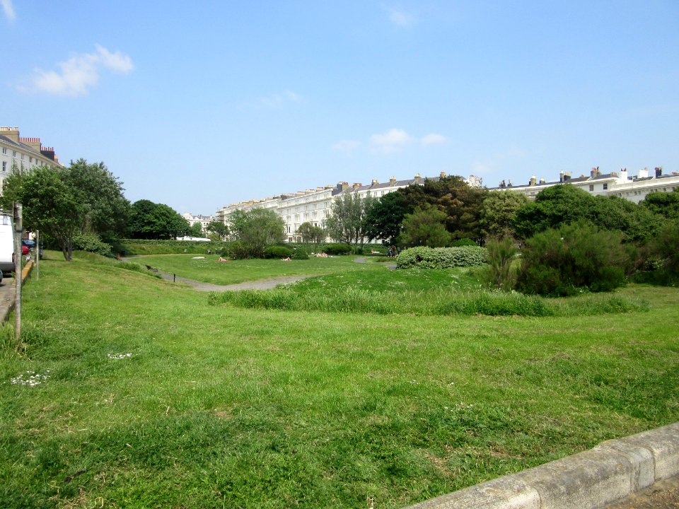 Adelaide_Crescent,_Palmeira_Square_and_Gardens,_Hove_(June_2016)